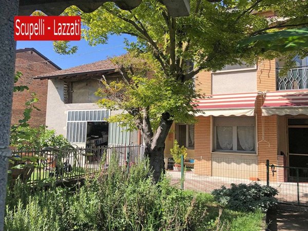 casa indipendente in vendita a Voghera in zona Medassino