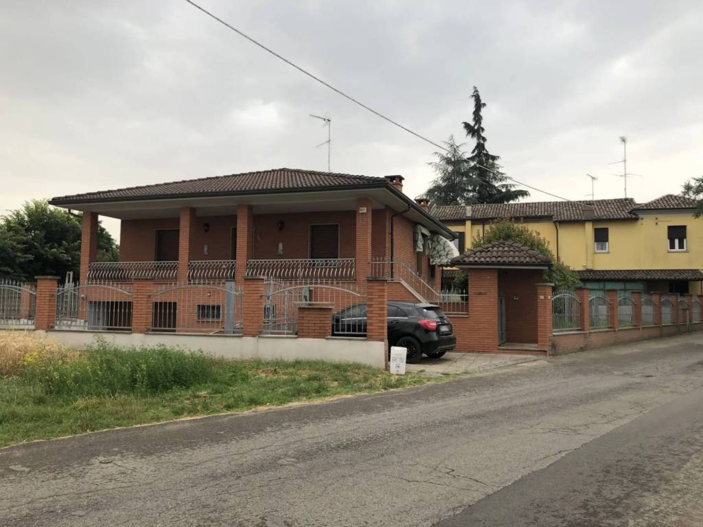 casa indipendente in vendita a Voghera