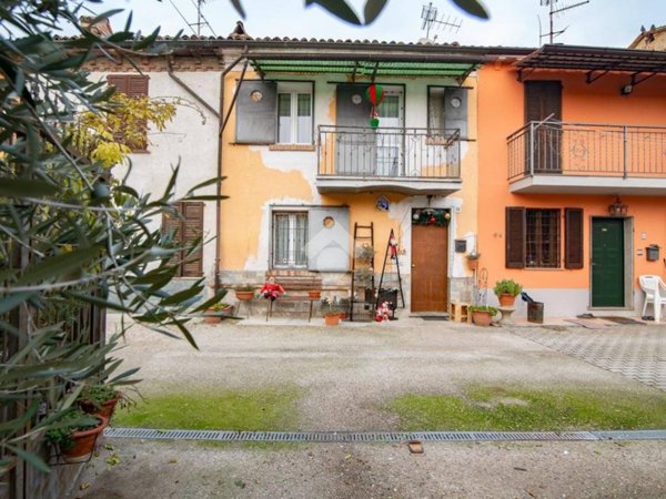 casa indipendente in vendita a Voghera in zona Medassino