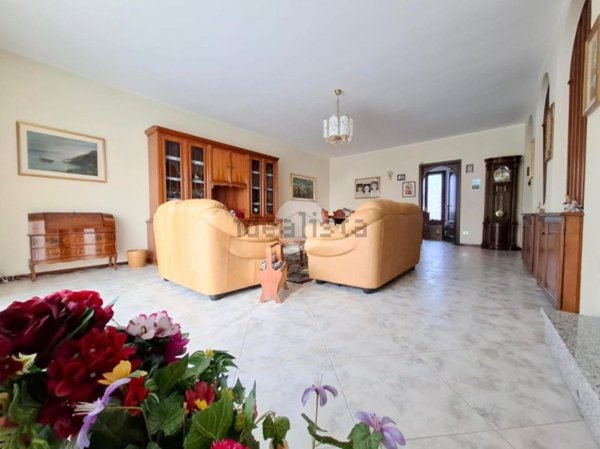 casa indipendente in vendita a Voghera