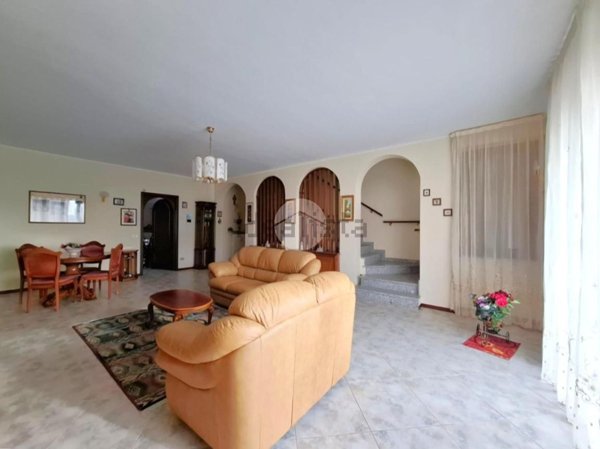 casa indipendente in vendita a Voghera