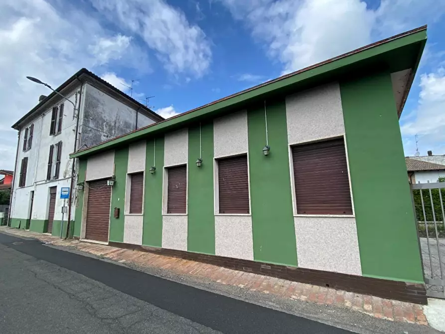 negozio in vendita a Voghera in zona Valle