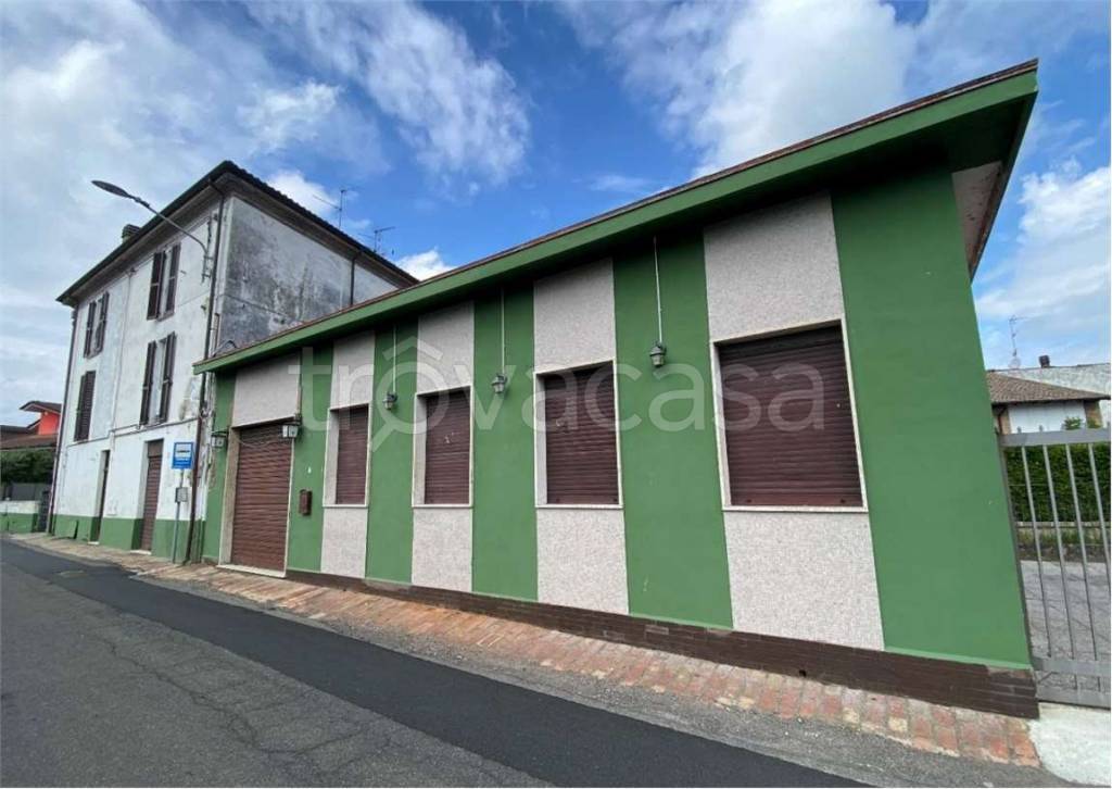 negozio in vendita a Voghera in zona Valle