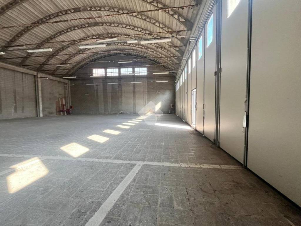 locale commerciale in vendita a Voghera