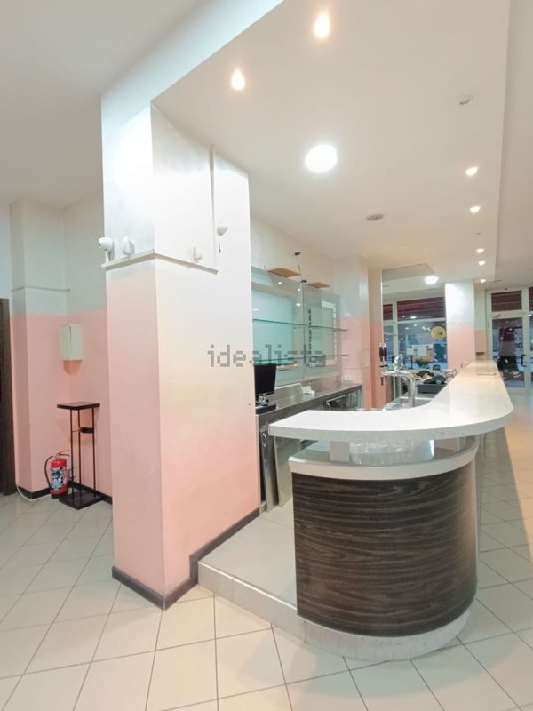 locale commerciale in vendita a Voghera