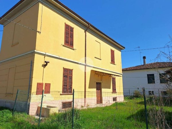 casa indipendente in vendita a Voghera