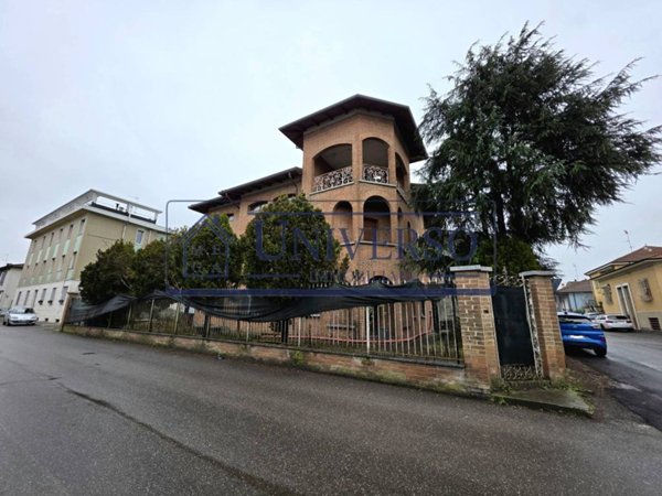 casa indipendente in vendita a Voghera