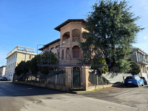 casa indipendente in vendita a Voghera