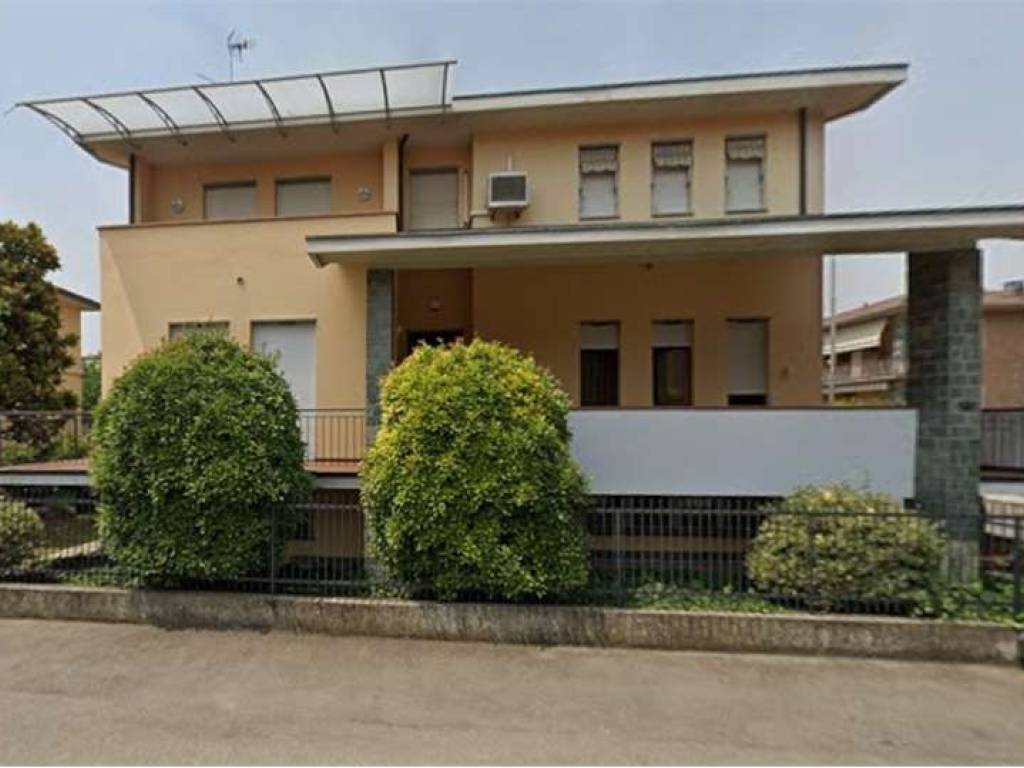 casa indipendente in vendita a Voghera in zona Medassino