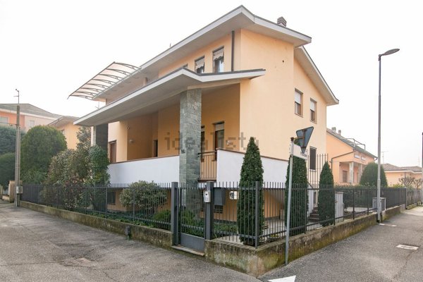 casa indipendente in vendita a Voghera