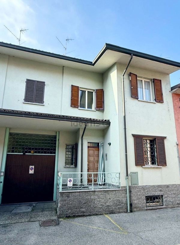 casa indipendente in vendita a Voghera