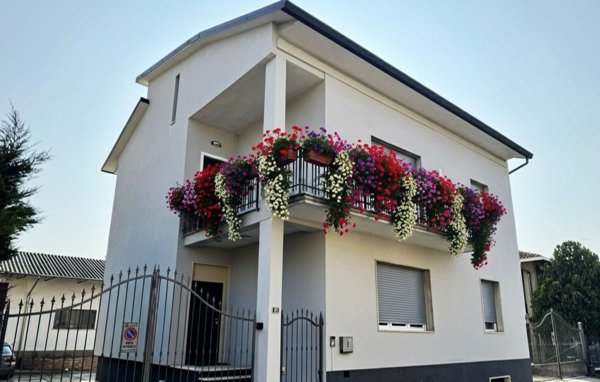 casa indipendente in vendita a Voghera