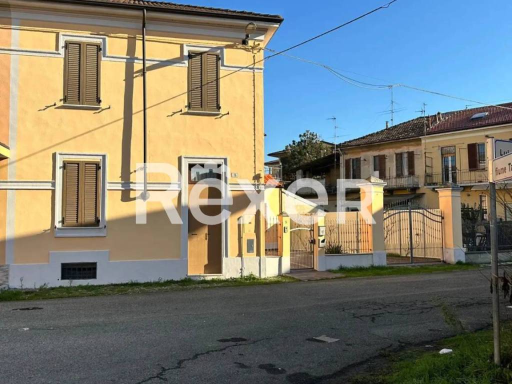 casa indipendente in vendita a Voghera in zona Campoferro