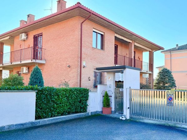 casa indipendente in vendita a Voghera