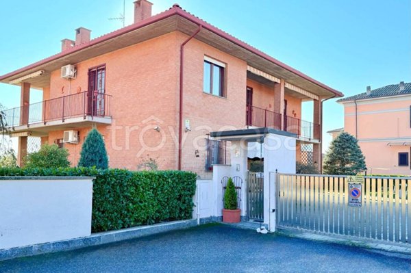 casa indipendente in vendita a Voghera