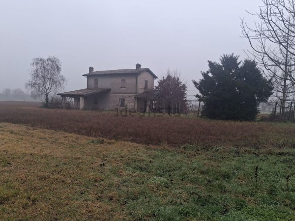 casa indipendente in vendita a Voghera