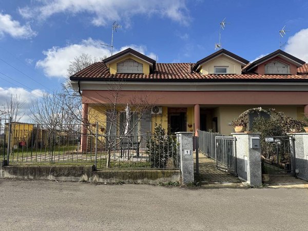 casa indipendente in vendita a Voghera