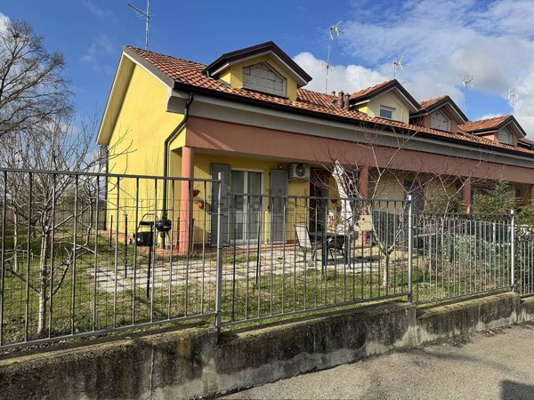 casa indipendente in vendita a Voghera