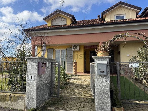 casa indipendente in vendita a Voghera