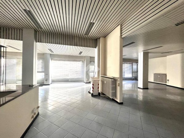 negozio in vendita a Voghera