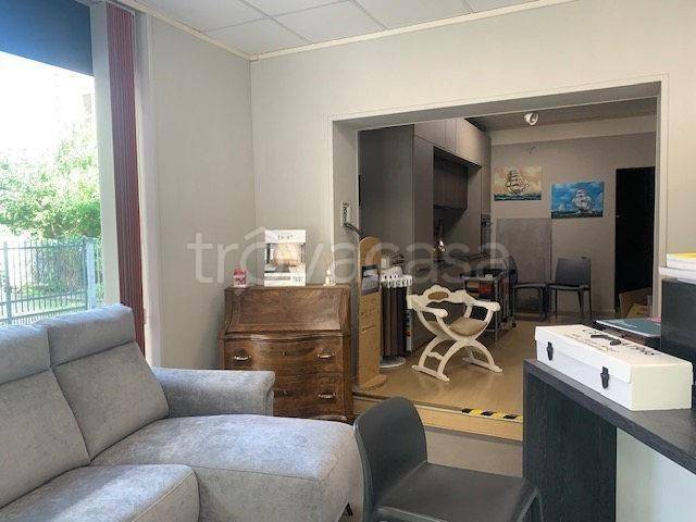 negozio in vendita a Voghera