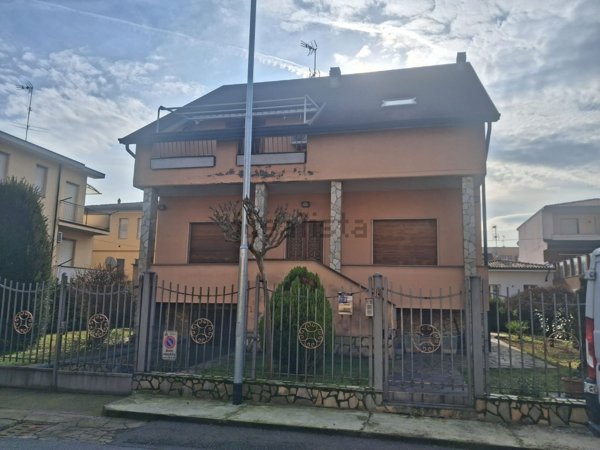 casa indipendente in vendita a Voghera