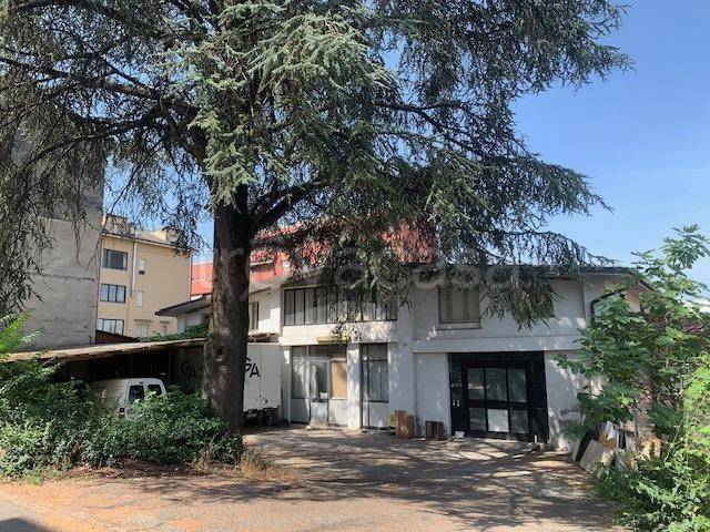 locale commerciale in vendita a Voghera