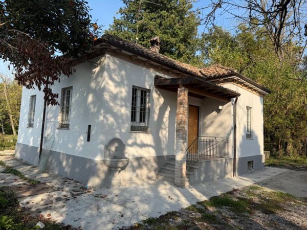 casa indipendente in vendita a Voghera in zona Medassino
