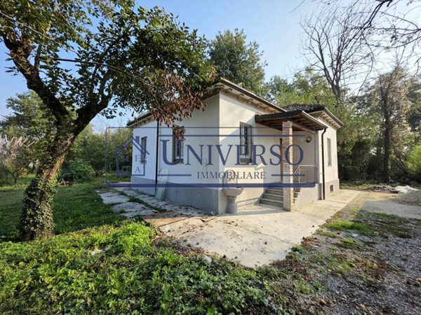 casa indipendente in vendita a Voghera in zona Oriolo