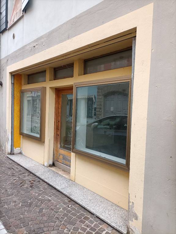 negozio in vendita a Voghera