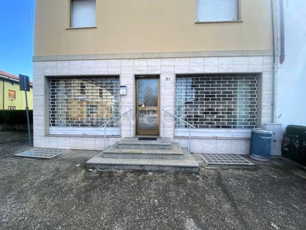 negozio in vendita a Voghera