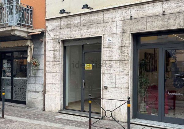 negozio in vendita a Voghera
