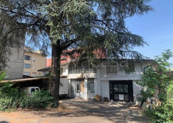 negozio in vendita a Voghera