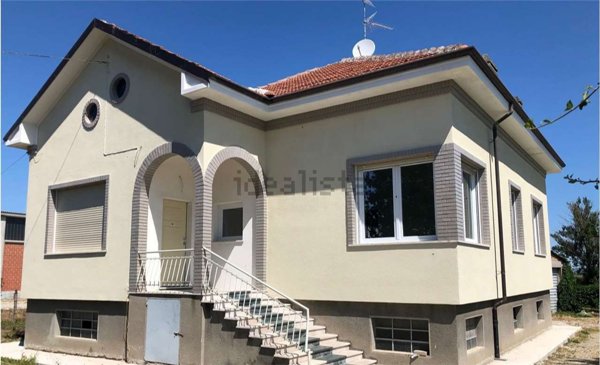 casa indipendente in vendita a Voghera