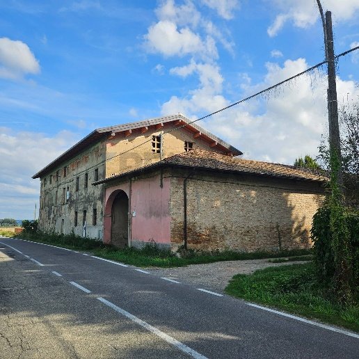 casale in vendita a Voghera