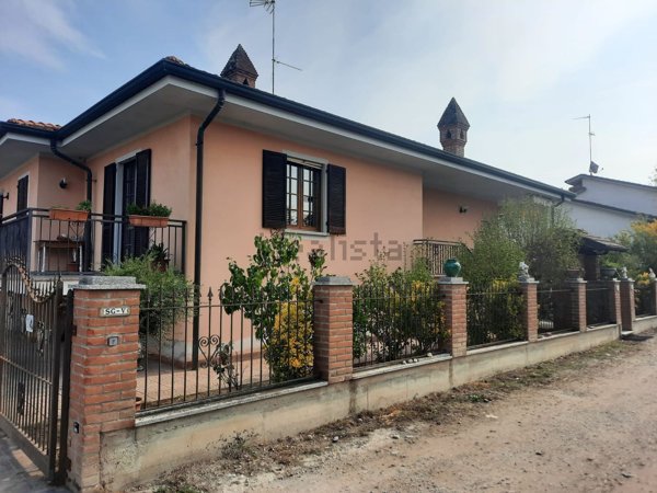 casa indipendente in vendita a Voghera