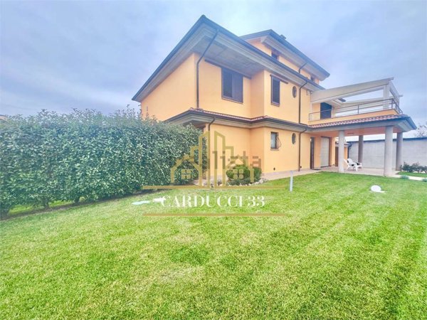 casa indipendente in vendita a Voghera