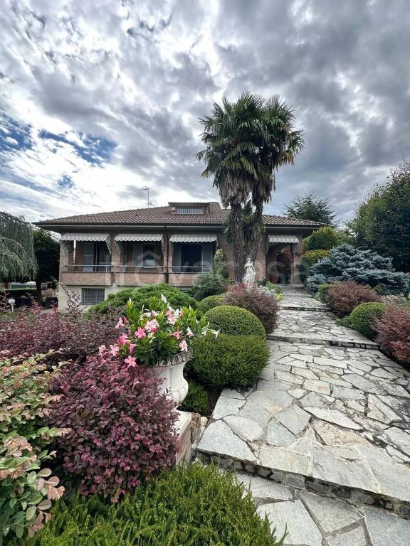 casa indipendente in vendita a Voghera