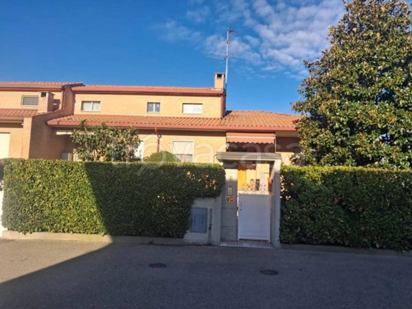 casa indipendente in vendita a Voghera