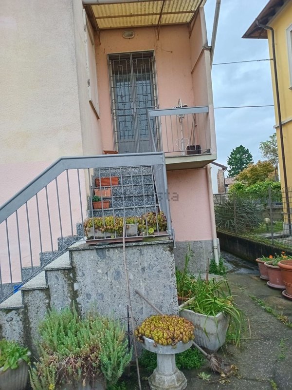 casa indipendente in vendita a Voghera in zona Oriolo