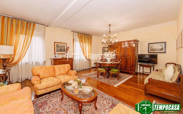 casa indipendente in vendita a Voghera