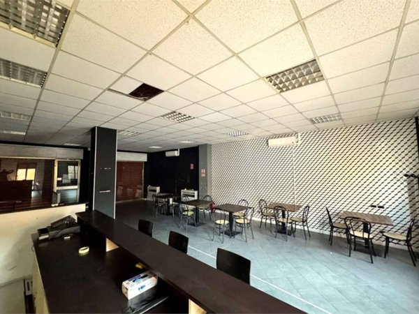 negozio in vendita a Voghera