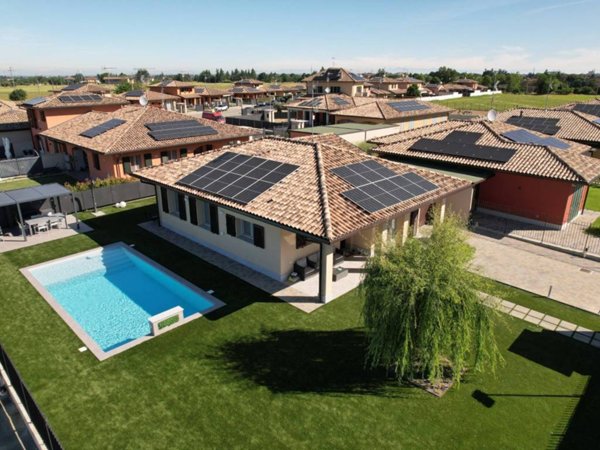 casa indipendente in vendita a Voghera in zona Valle