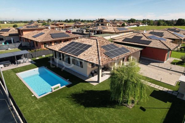 casa indipendente in vendita a Voghera in zona Valle