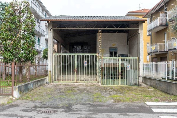 negozio in vendita a Voghera