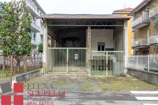 negozio in vendita a Voghera