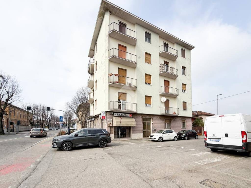 appartamento in vendita a Voghera in zona Medassino