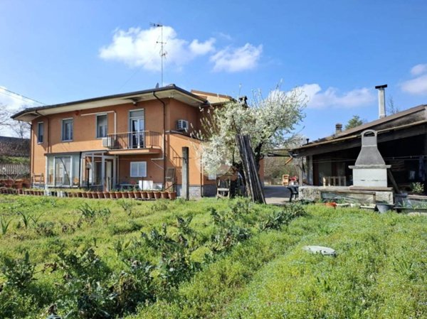 casa indipendente in vendita a Voghera