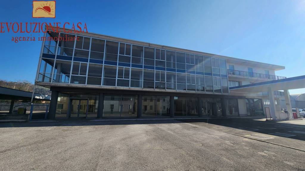 negozio in vendita a Voghera