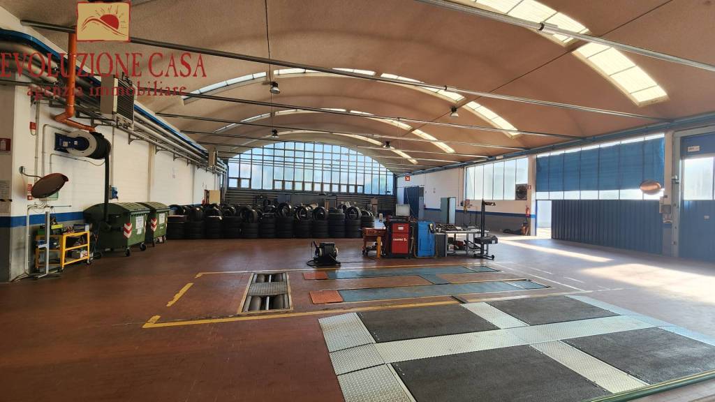 negozio in vendita a Voghera